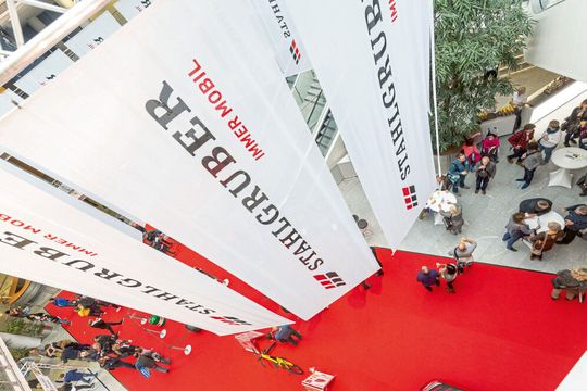 Auf ihrer Hausmesse trat die Stahlgruber GmbH als leistungsstarkes Unternehmen auf, das in der Nürnberger Messe für seine Werkstattpartner den roten Teppich ausrollte. Auf ihrer Hausmesse trat die Stahlgruber GmbH als leistungsstarkes Unternehmen auf, das in der Nürnberger Messe für seine Werkstattpartner den roten Teppich ausrollte.