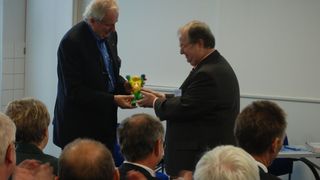 Heinz Buschkowsky, Bezirksbürgermeister von Neukölln, überreicht ein Geschenk an Dr. Werner Arts, Vorstand, LAR Process Analysers AG.  (Bild: LAR)