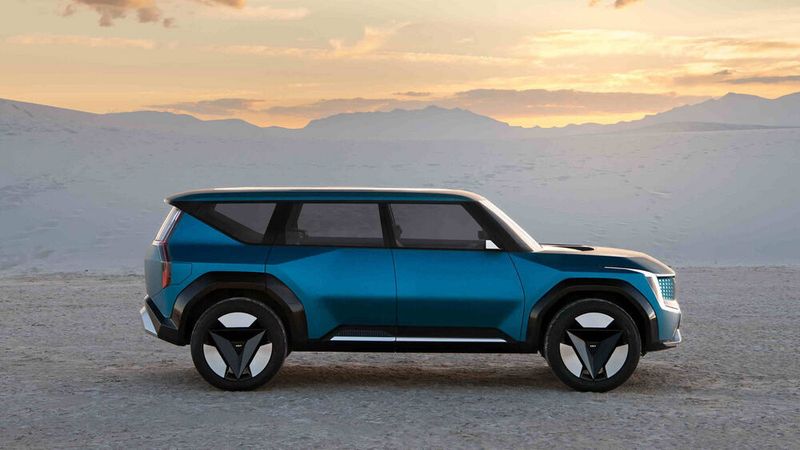 Glatte Flächen und scharfe Kanten prägen des Blechkleid des EV9. (Kia)