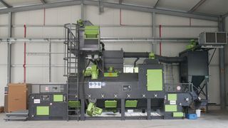 Oftec Oberflächentechnik bietet für eine bessere Bauteilreinigung im Großserienmaßstab jetzt Entfetten plus Strahlen in einer am Standort Hagenbach befindlichen Drahtgurt-Strahlanlage an. (Oftec)