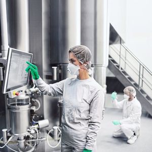 Die Geschäftsbereiche Pharma und Food von Syntegon entwickeln und fertigen Sondermaschinen für die Abfüllung und Verpackung von flüssigen oder festen Pharmazeutika und Nahrungsmitteln. 