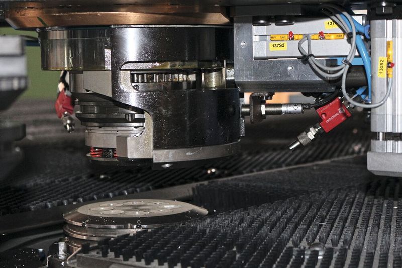 Die 5020 ist mit zwei Stanzköpfen ausgerüstet. Der obere Stanzkopf mit 55 Millimetern Stanzhub ist mit einer HDE-Hydraulik ausgestattet, die einen schnellen Hub und eine genaue Stanzung gewährleistet. Mit dem unteren Stanzkopf kann der Anwender auch von unten nach oben prägen. (Bild: Boschert)