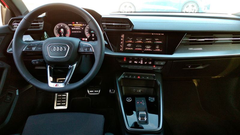 Kantig und sportlich statt fließender Linien und runder Elemente: Das Cockpit des neuen A3 bringt neues Flair in den Innenraum des Kompaktmodells. Der Schalthebel des Automatikgetriebes ist einem kleinen Schalter gewichen. (Bild: Thomas Günnel/Automobil Industrie)