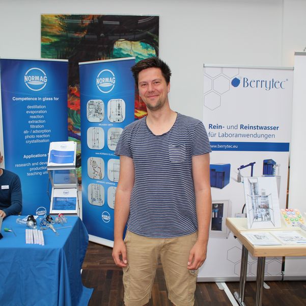 Besucherstimmen der Lab-Supply Berlin 2019 Philipp Rösler von Micro Resist Technology: „Ich bin schon das vierte oder fünfte Jahr hier und finde eigentlich immer ein paar Angebote und etwas, das ich gebrauchen kann. Die Lab-Supply fand ich bisher jedes Mal gut, weil hier viele Unternehmen versammelt sind, auch kleinere. Und man schafft es an nur einem Tag sich alles anzugucken. Ich habe im Vorfeld gesehen, dass bestimmte Firmen hier sind und will jetzt ein paar Angebote mit denen besprechen. Persönlich geht das meistens besser als per E-Mail.“   Die nächste Lab-Supply ist am 28. August 2019 in Dresden. Weitere Infos zu den kommenden Lab-Supply-Messen finden Sie auf www.lab-supply.info. (Bild: LABORPRAXIS, C. Lüttmann)