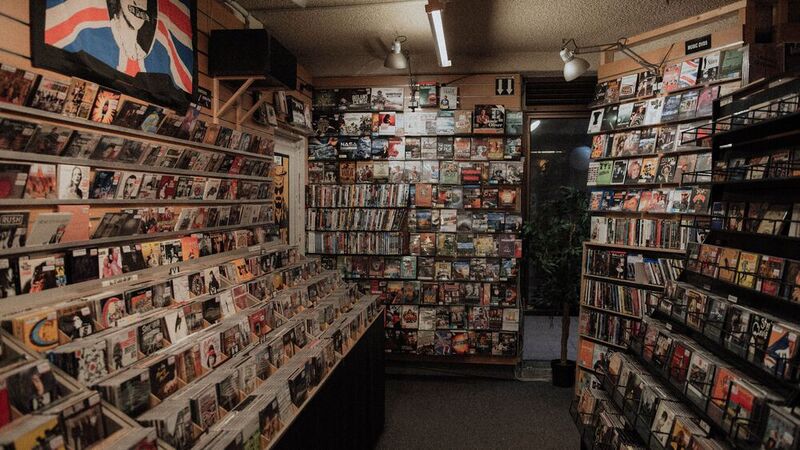 In den 1980er und 1990er Jahren trafen sich Musikjünger in den Kathedralen des guten Klangs: den CD-Shops, die schon einmal mehrere Kaufhausetagen ausfüllen konnten.