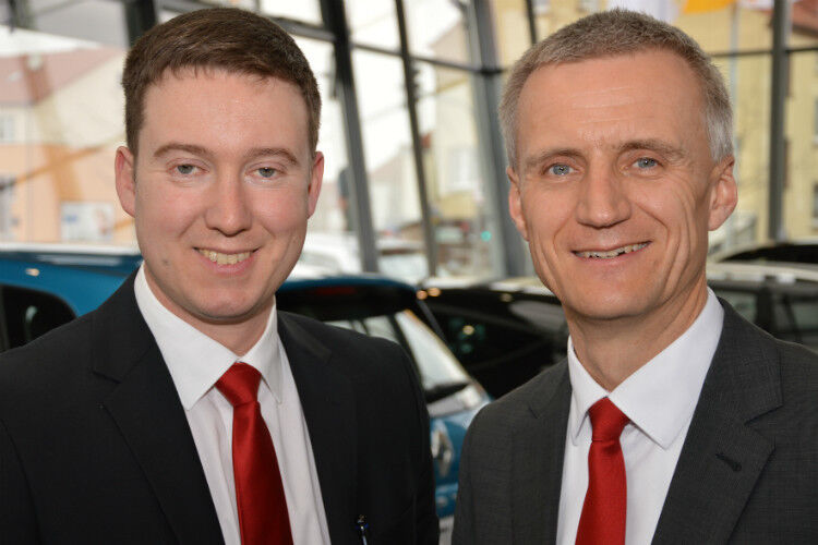 Sehen zufriedene Kunden als Multiplikatoren, die dem Autohaus weiteren Zulauf bringen: Filialleiter Matthias Möller (links) und Geschäftsführer Roland Simon. (Achter)