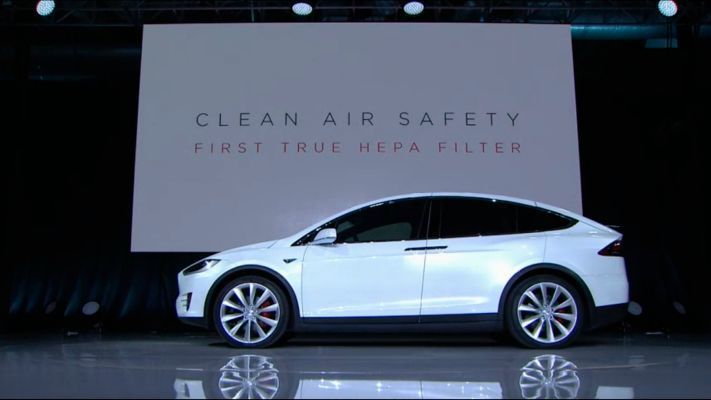 Das dritte Thema, mit dem wir uns bei der Konstruktion des Model X befasst haben, ist „Luftsicherheit“. Wir haben uns also bei der Konstruktion eine ganze Menge Gedanken gemacht. Das Model X ist das erste Auto mit einem echten HEPA-Filter („High Efficiency Particulate Air Filter“, also „Filter mit hoher Wirksamkeit gegen Teilchen“), wie sie etwa in Operationssälen oder Reinräumen eingesetzt werden.  (Tesla)