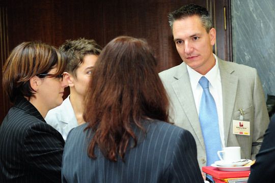 »kfz-betrieb«-Chefredakteur Wolfgang Michel im Gespräch mit (hi. von rechts) Carolyn Rehfuss (Autohaus Dreher, Wangen), Kristina und Sibylle Neff (Auto Neff, Neckarsulm/Heilbronn). (Archiv: Vogel Business Media)