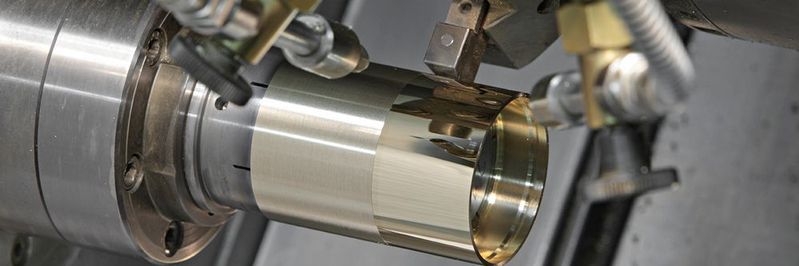 Diamantierprozess auf einer Drehmaschine: Das Diamantieren von Nichteisenmetallen ist die Dreh-/Fräsbearbeitung mit einem Diamanten. Sie erfordert ein besonderes Know-how im Unternehmen.(Bild:  August Weckermann)