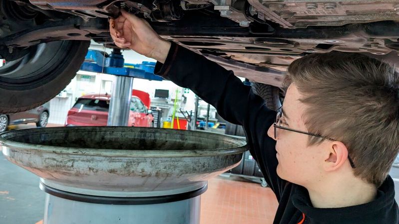 Wenn Schülerpraktikanten selbst Hand anlegen dürfen, macht der Aufenthalt im Betrieb gleich viel mehr Spaß.(Bild:  Autohausgruppe Spindler)