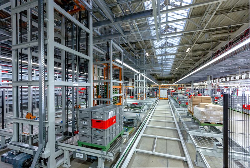 Innerhalb eines Dreivierteljahres entstand eine Anlage bestehend aus zwei HaRo-Vertikalförderern vom Typ VF10, die durch eine optimale Raumnutzung eine nahtlose Anbindung an das vorhandene Materialflusssystem ermöglichten. (Bild: HaRo)