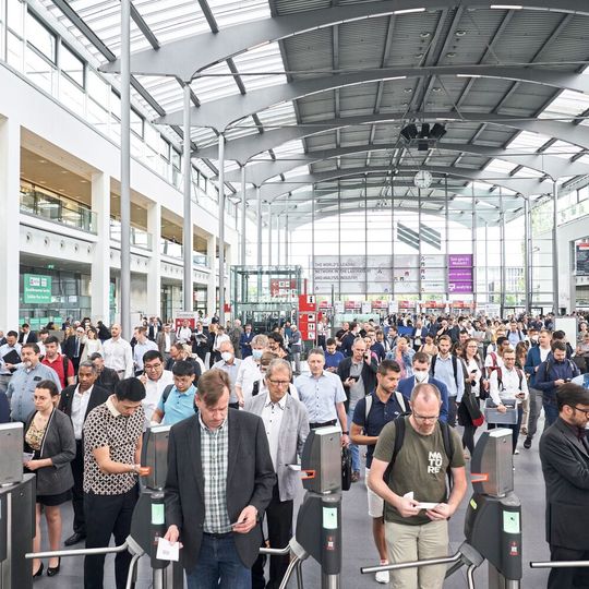 Das Interesse an der Labor- und Analysentechnik war ungebrochen, wie die volle Eingangshalle an einem der Messetage zeigt. Das Interesse an der Labor- und Analysentechnik war ungebrochen, wie die volle Eingangshalle an einem der Messetage zeigt.