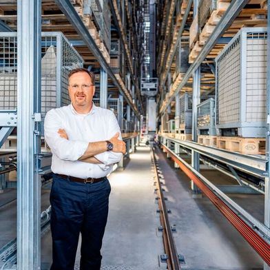 Die Krone-Gruppe steckt in der Transformation. Im Zuge dieser soll auch die Führungsriege verschlankt werden. Wie jetzt bekannt wurde, wird der CEO Dr. David Frink das Unternehmen verlassen. Aufsichtratsvorsitzender Bernard Krone (Bild) dankt ihm für sein Engagement ... (Bild: Krone-Gruppe)