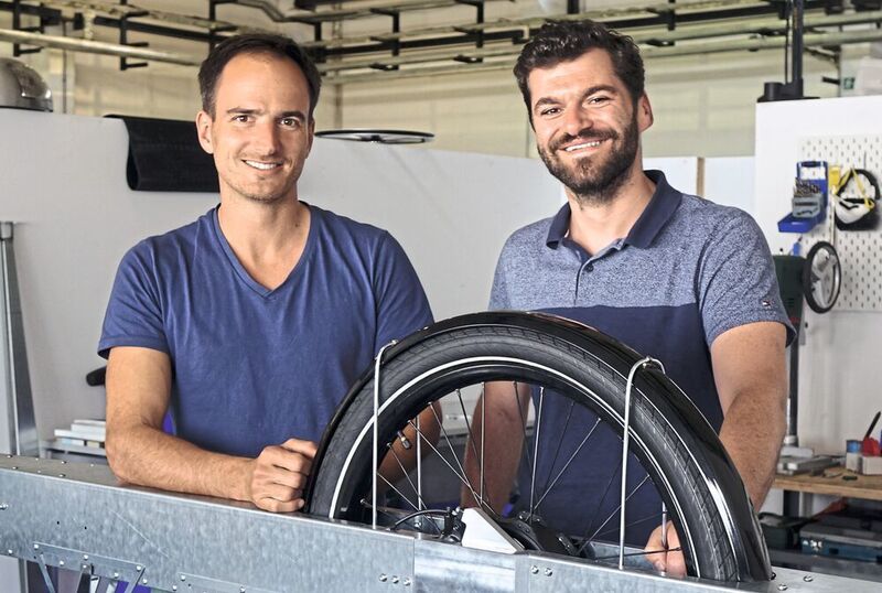 Die Gründer Beres Seelbach und Philipp Kahle (v. li.). Gerade entsteht der Funktionsträger. (Svenja Gelowicz/Automobil Industrie)