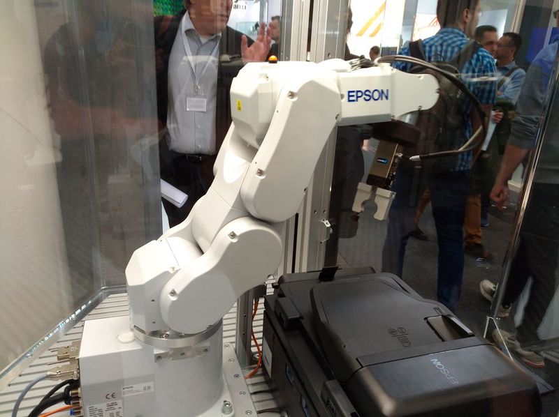 Epson zeigt auf seinem Stand nicht nur Drucker. (Bild: Robert Horn)