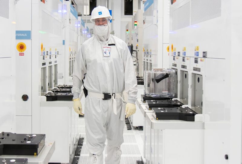 Intels neue Fab34: Impressionen aus dem Reinraum. (Bild: Intel Corporation)
