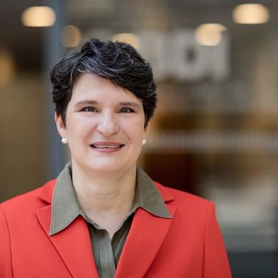 Tanja Gönner ist die Hauptgeschäftsführerin des BDI. Mit Blick auf die Industrie kann sie nur warnen! Jeden Monat verliert die Branche nämlich bedenklich viele Stellen. Doch sie sieht auch Möglichkeiten, das Ruder herumzureißen ... (Bild: BDI)