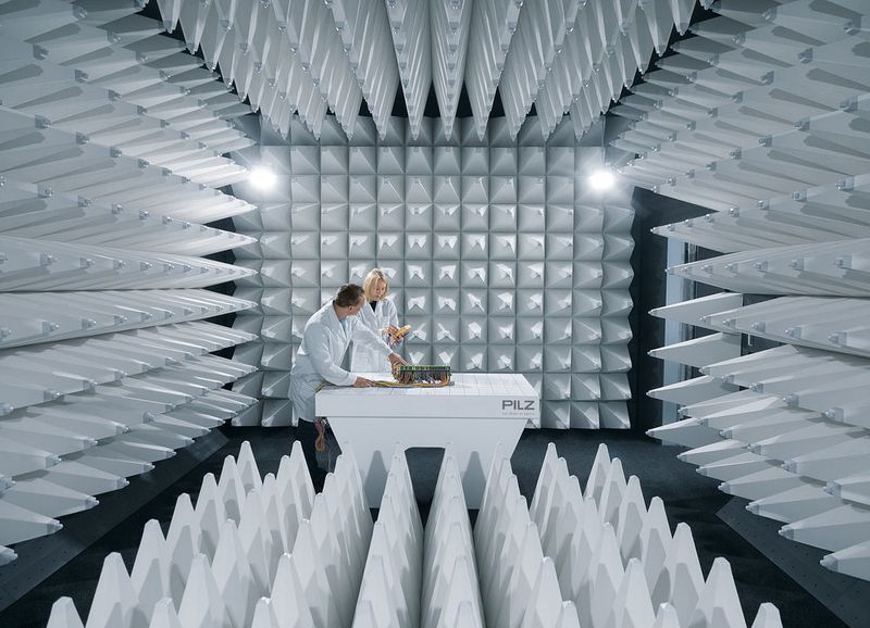 Am Stammsitz Ostfildern baut Pilz seine Forschungs- und Entwicklungsaktivitäten weiter aus. In den neuen Laborbereichen stehen zum Beispiel umfangreiche Test- und Prüfmöglichkeiten zu Verfügung, darunter ein akkreditiertes EMV-Labor für elektromagnetische Verträglichkeit. (Pilz)