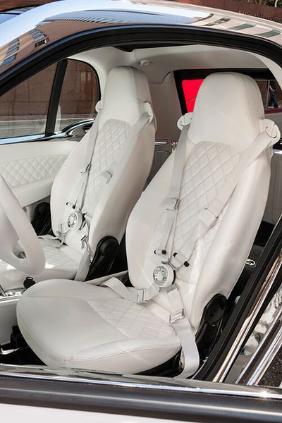 ... die Sitze und die Türverkleidungen sind mit weißem Nappaleder bespannt. In die Sitzinnenflächen ... (Daimler)