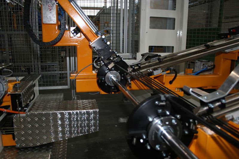 Sicher: Die vereinzelten Rohlinge werden aus dem Stau-Schwerkraft-Magazin entnommen. Gesichert ist die Anlage durch den Eco-Safe-Schutzzaun von Rexroth. (Archiv: Vogel Business Media)