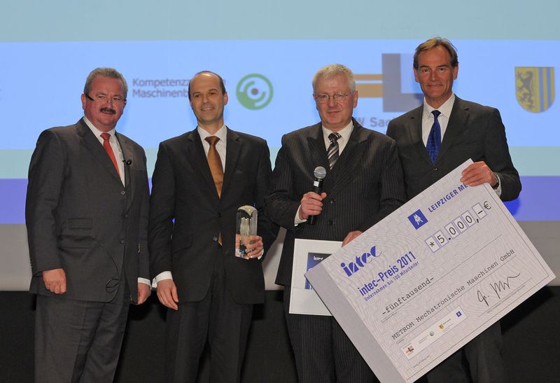 Die Metrom GmbH, Hartmannsdorf, wurde für ihre innovative 5-Achs-Werkzeugmaschine für die Bearbeitung sehr großer Teile ausgezeichnet. Im Bild Firmenchef Michael Schwaar (2.v.r.) bei der Preisübergabe.  (Bild: Leipziger Messe)