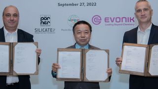 Bei der Unterzeichnung waren (v.l.n.r.) Gerhard Bacher, CEO Pörner Deutschland, Banjong Tangjitwattanakul, Präsident der Phichit Bio Power Co und Bernhard Schaefer, Senior Vice President Rubber Silica Evonik, anwesend. (Bild: Pörner)