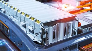 Könnten aufgrund der hohen Nachfrage bald deutlich teurer werden: Batterispeicher für E-Fahrzeuge. (©xiaoliangge - stock.adobe.com)