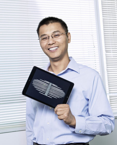 Siemens-Forscher Kevin Zhou aus Princeton, USA, hat eine neue Software entwickelt, die den Brustkorb auf Computertomographie-Bildern selbstständig erkennen, in eine 2-D-Ansicht umwandeln und alle 24 Rippen automatisch kennzeichnen kann. (Bild: Siemens)