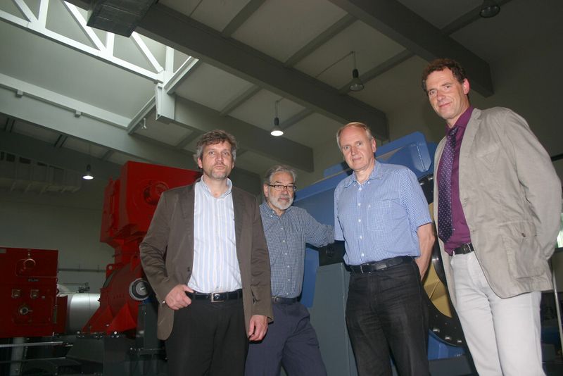 Bild 7: Die verantwortlichen Wissenschaftler im DLR Göttingen Prof. Dr. Ingo Röhle, Leiter der Abteilung Turbine des Instituts für Antriebstechnik, sein Stellvertreter Dr. Peter-Anton Gieß sowie Hans-Jürgen Rehder, wissenschaftlicher Mitarbeiter und Projektleiter für den Aufbau des neuen Turbinenprüftstandes NG-Turb, sind froh in Gerhard Jehn, Vertriebsingenieur bei Weiss Spindeltechnologie, und seinem Unternehmen einen kompetenten Partner in Spindelfragen gefunden zu haben. (Bild: Weiss)