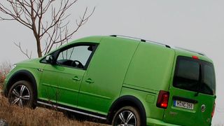 Der VW Caddy Alltrack macht auch im Gelände seinem Namen alle Ehre. (Foto: Schwickal)