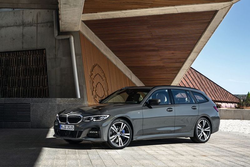 Dafür punktet der 3er Touring mit praktischen Lösungen wie einer separat zu öffnenden Heckscheibe, Anti-Rutsch-Schienen und Staufächern für Abdeckrollo und Trennnetz. (BMW)