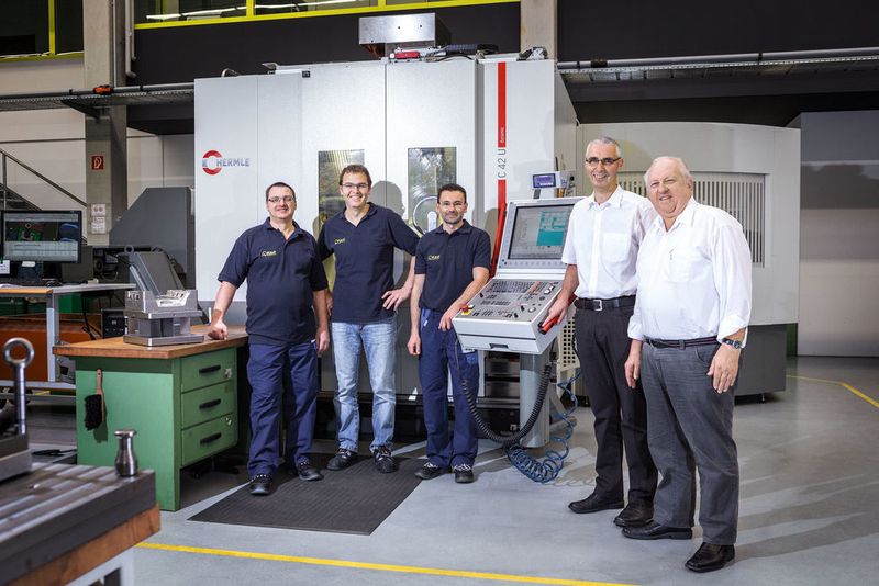 Herbert Kaut, managing director and owner, Jürgen Sauter, master toolmaker, mould making manager and since 2015 co-managing director, and machine operator and programmer Dieter Lies, production manager Arthur Stroppel and machine operator and programmer Kurt Löffler (l-r). (Hermle)