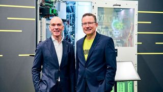 Achim Peltz (CEO Siemens Motion Control) und Michael Reichle (CEO Innomotics) auf der SPS 2025 in Nürnberg. (Bild: Innomotics)