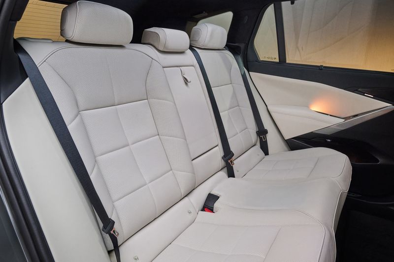 Im Fond soll der X5 seine Gäste mit viel Platz verwöhnen. (Bild: BMW)