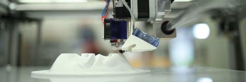 3D-Druck im Krankenhaus: Das Modell einer Gussform für eine Beatmungsmaske wird beim Rapid-Mask-Verfahren mit einem 3D-Drucker gedruckt. Zuvor wurden die biometrischen Daten des Gesichts mit einem 3D-Scanner vermessen.(Bild:  Thilo Schmuelgen)