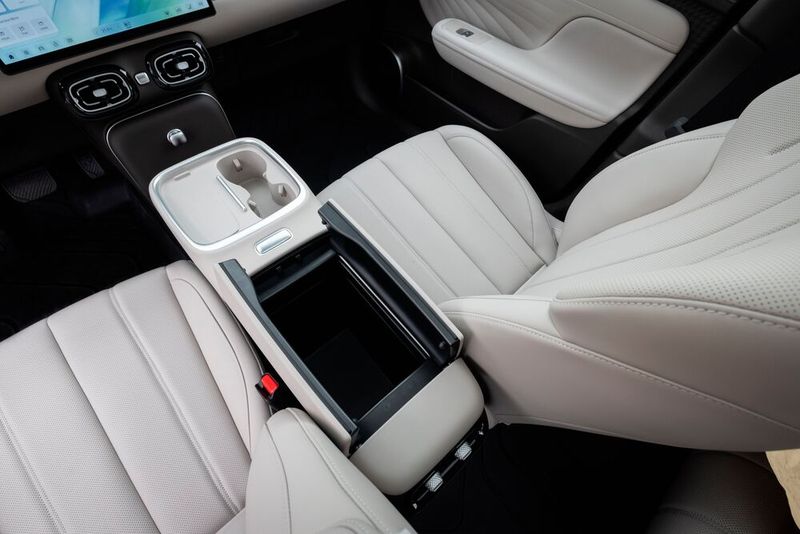 Die Mittelkonsole bietet ein großes Staufach, Getränkehalter und eine Smartphoneablage (Bild: GAC)
