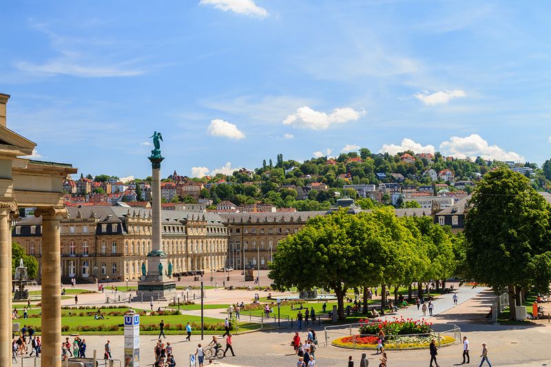 Baden-Württemberg: Nach den Informationen des Ministeriums für Soziales und Integration Baden-Württemberg sollten bis Mitte Dezember 2020 neun zentrale Impfzentren (ZIZ) im Land an den Start gehen. Parallel dazu sollten die ersten mobilen Impfteams ihre Arbeit aufnehmen. Darüber hinaus sollen im Januar 2021 in jeder Stadt und in jedem Landkreis ein bis zwei, also insgesamt etwa 50 Kreisimpfzentren aufgebaut sein. Zusätzlich wird derzeit ein Konzept für Vor-Ort-Impfungen für das Personal in Kliniken erarbeitet. Im Frühjahr/Sommer 2021 sollen die Impfungen dann in den Regelstrukturen, also in den Arztpraxen, stattfinden.  Derzeit wird gemeinsam mit dem Bund an einer bundeseinheitlichen Lösung gearbeitet, die den Zugang zu den Impfzentren regeln soll. Dabei ist geplant, dass Impftermine per Telefon vereinbart werden. Zudem soll es auch eine App dafür geben.  Laut Ministerium für Soziales und Integration wurde der gesamte Finanzbedarf zur Einrichtung der ZIZ wurde bereits im Rahmen der Kabinettsvorlage „Umsetzung des Landeskonzeptes zur Impfung gegen SARS-CoV-2“ vom Ministerrat am 24. November 2020 beschlossen. Für die IT-Anschaffungskosten rechnet das Land mit einer Summe von 30.340 Euro pro Impfzentrum.   (JCG - stock.adobe.com)