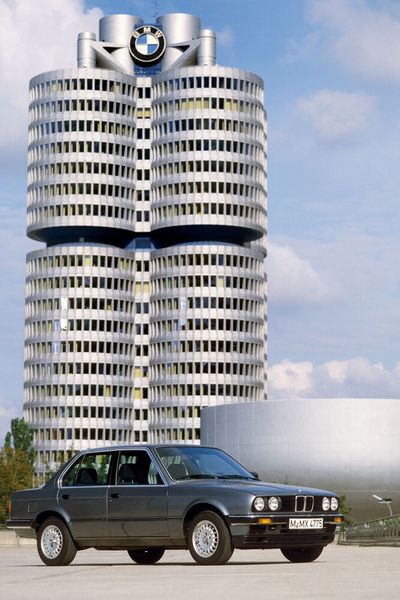 Erster 3er mit 4 Türen: Die 1982 eingeführte zweite 3er Generation (E30) konterte den neuen Konkurrenten Mercedes 190. Von ihr produzierten die Bayern 2,34 Millionen Einheiten in den Werken München und Regensburg. Antriebsseitig blieb es anfangs weitgehend bei den aus dem E21 bekannten Motorisierungen. Bei den Sechszylindermotoren wurde allerdings die Gemischaufbereitung verändert: Es kam nun die Bosch L-Jetronic zum Einsatz.  Als zweiter BMW-Diesel-Pkw nach dem 1983 präsentierten Diesel-Modell der 5er-Reihe 524td kam 1985 der kleinere 324d ins BMW-Programm. Und zur großen Modellpflege im September 1987 folgte eine Kombivariante mit dem bereits im Schrägheckmodell des BMW 02 verwendeten Namen Touring.  (Bild: BMW AG)