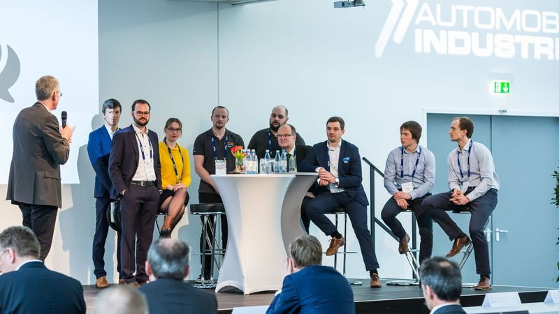 Die sechs Start-ups in einer Diskussionsrunde. (Stefan Bausewein)