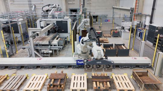 Die Liebherr Components verarbeitet in einem neuen und automatisierten Sägezentrum Langgut aus Stahl für Hydraulikzylinder. Dabei greifen Robotik von ABB Robotics, intelligentes Engineering sowie eine in der Lagerverwaltung integrierte Software von Involon ineinander. (Bild:  ABB Robotics)