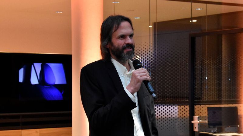 Architekt Jannis Jaschke erklärte den Gästen das neue Showroomkonzept. (Bild: Simon – VCG)