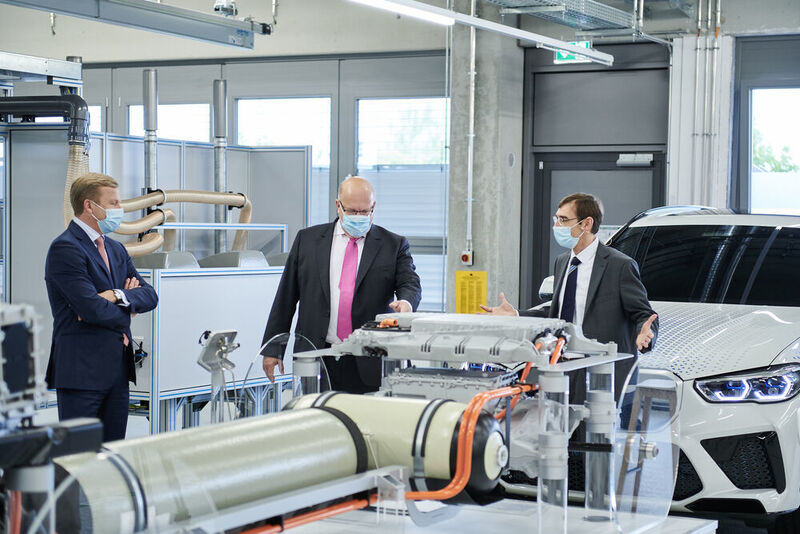 Von links: Vorstandsvorsitzender der BMW AG, Oliver Zipse; Bundeswirtschaftsminister Peter Altmaier; Jürgen Guldner, Leiter Wasserstofftechnologie und Fahrzeugprojekte im Wasserstoff-Kompetenzzentrum der BMW Group.  (BMW)