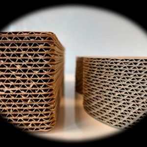 Deutlich weniger Volumen benötigen die Pappsysteme (rechts im Bild), die Pelipal mit Smurfit Kappa für die Verpackung und den Versand von Badmöbeln entwickelt hat.(Bild:  Smurfit Kappa)