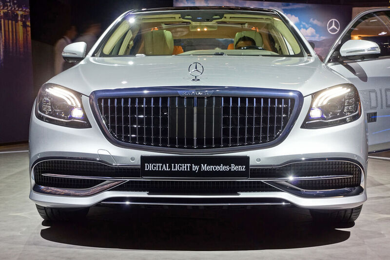 In der aufgefrischten Mercedes-Maybach S-Klasse erblickt die Zukunft des Auto-Scheinwerfers das Licht der Öffentlichkeit: Es hat HD-Qualität und die Möglichkeit, per Lichtsignal mit dem Fahrer zu kommunizieren. (Bild: SP-X/Knödler)