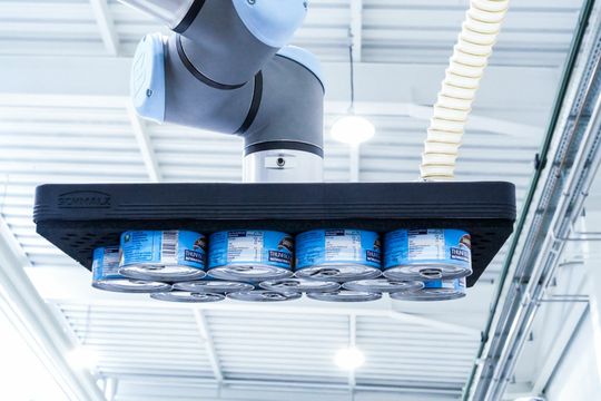 (Der MRK-taugliche Lagengreifer ist an seinem abgerundeten Kunststoffrahmen erkennbar. Quelle: Schmalz)