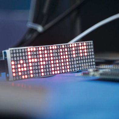 FPGAs lösen Performance-Engpässe, gelten aber in der Programmierung als schwer zugänglich. Die universelle Programmiersprache Livt soll die Hürde senken – korrekt, deterministisch und HDL-kompatibel. (Bild: Toby Giessen / VCG)