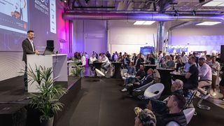 Martin Fräder, Head of Sales bei Mobile.de, kündigt bei den Automotive Business Days Auto-Abo und Online-Verkauf für das zweite Halbjahr 2022 an. (Bild: Stefan Bausewein)