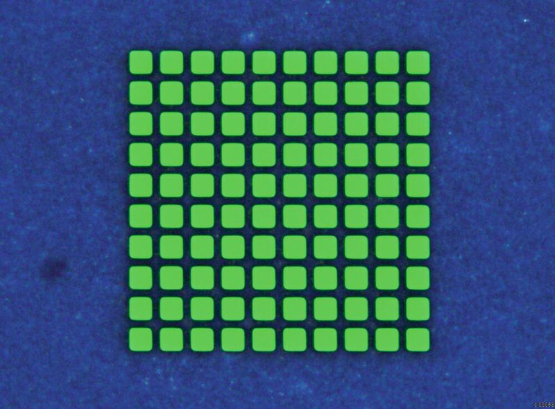 Mit dem Femtolaser sind die unterschiedlichsten Lochgeometrien realisierbar.  Messtechnisch sind die sauberen Lochkanten nachweisbar. Die Symmetrien sind sehr präzise und die Wiederholgenauigkeit sehr hoch. Hier auf dem Bild: Quadratische Löcher 25 µm x 25 µm in Si3N4 Material (Eckenradius < 4 µm) (Bild: Posalux)