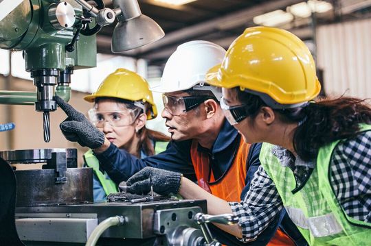 Der stetige Fachkräftemangel drückt die Stimmung und die Aktionsfähigkeit bei Deutschlands Arbeitgebern nach unten. Eine aktuelle Studie der Stepstone Group zeigt jetzt, wie es aussieht und was man dagegen tun kann.(Bild:  winnievinzence - stock.adobe.com)