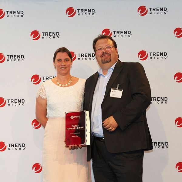 Der Partner Award „Rising Star“ 2015 Deutschland wurde an Protea Networks verliehen. Michael Seele, Geschäftsführer bei Protea Networks bekommt den Award durch Alexandra Arnold, Partner Business Manager bei Trend Micro, überreicht. (Trend Micro)
